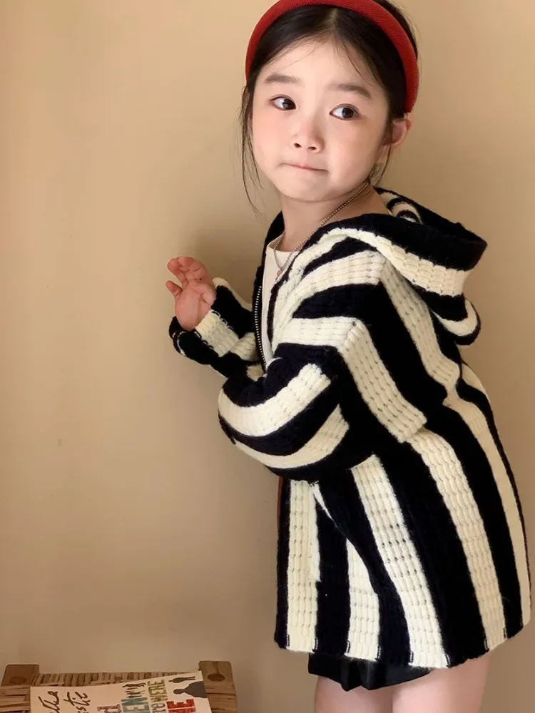 2023 Новая Корейская Детская одежда, Осенний Свитер для девочек в Черно-белую Вертикальную полоску, Детский Свитер На молнии С капюшоном