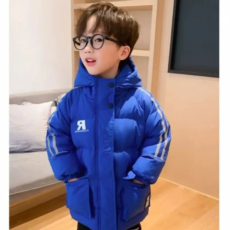 Детское хлопчатобумажное пальто с капюшоном 2023 Зимнее Плюшевое для мальчиков-подростков с утолщенным теплым буквенным принтом в корейском стиле 5-12 лет