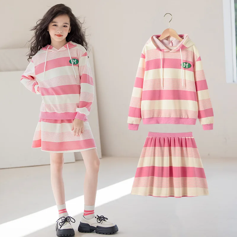 Комплект для девочек, осень 2023, новое Корейское издание, пальто для больших девочек в спортивном повседневном стиле, короткая юбка, комплект из двух предметов