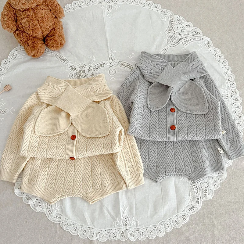 Осенний комплект одежды для маленьких девочек, Модный Хлопковый вязаный свитер для новорожденных, пальто, Топы, Шорты, шарф, костюм из 3 предметов для маленьких девочек от 0 до 3 лет